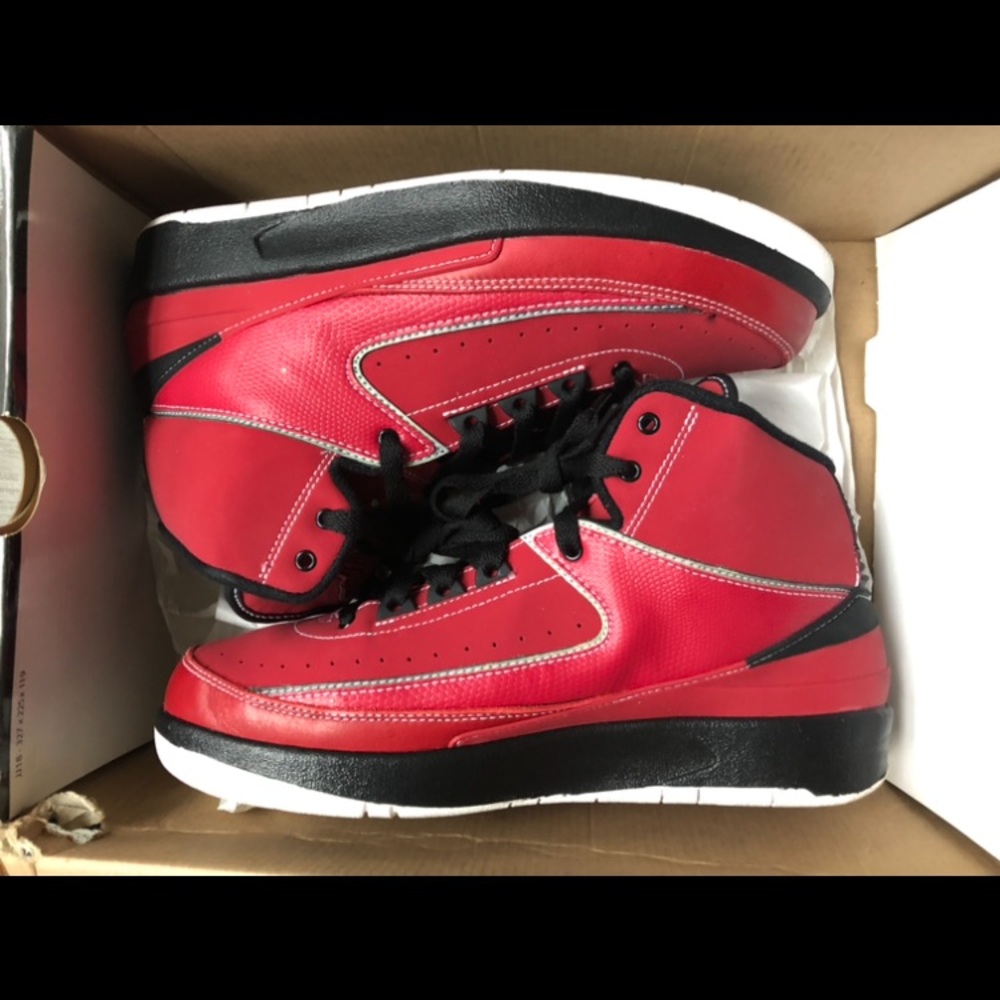 Jordan 2’s in new condition M&M pack Red & Black Sz 7Y